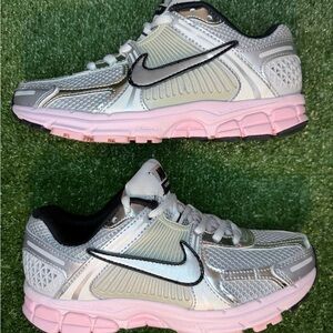 Nike Zoom Vomero 5 Photon Dust Pink Foam (Women's) Size 7